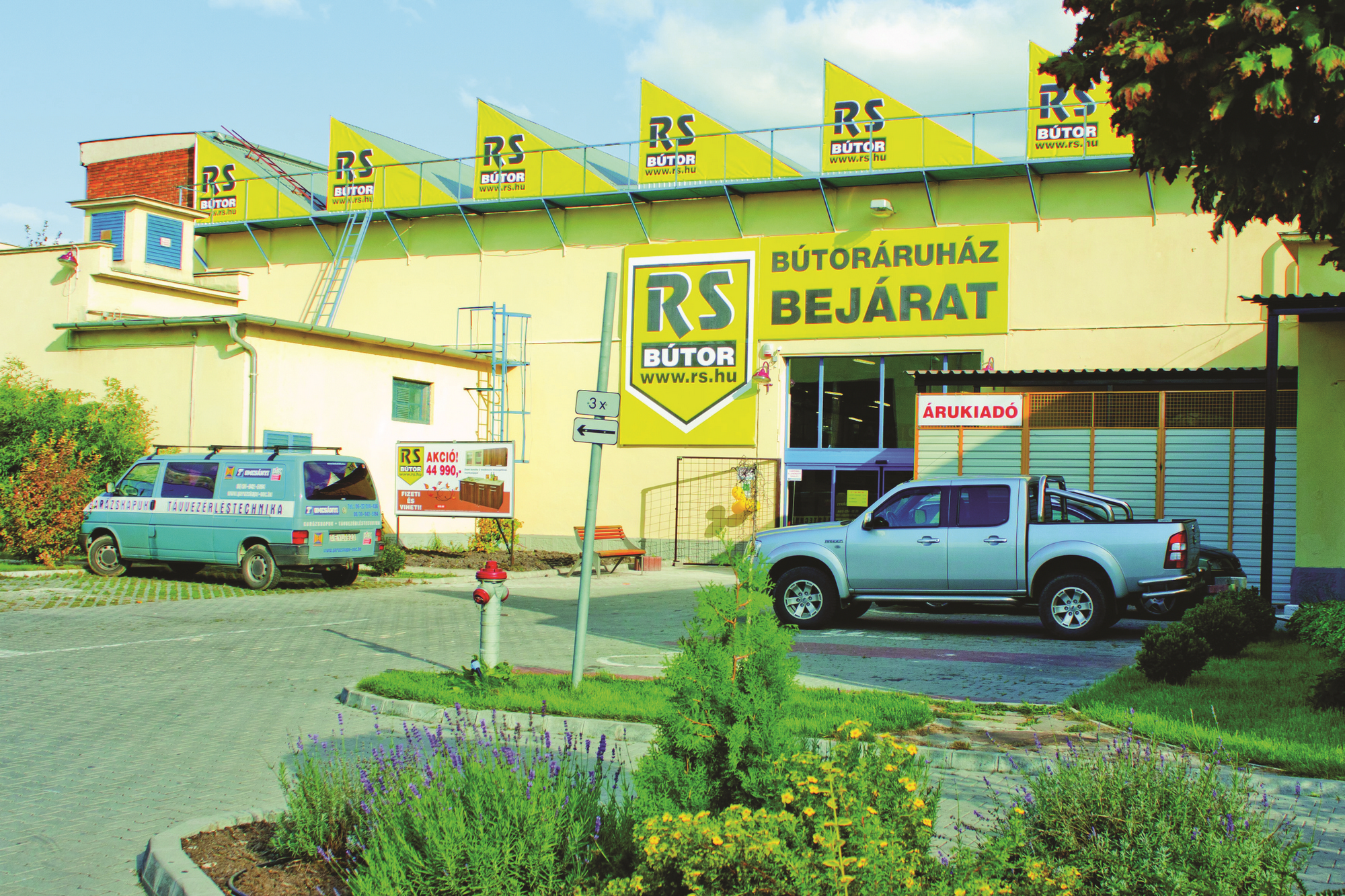 RS Bútoráruház Sárkány Center